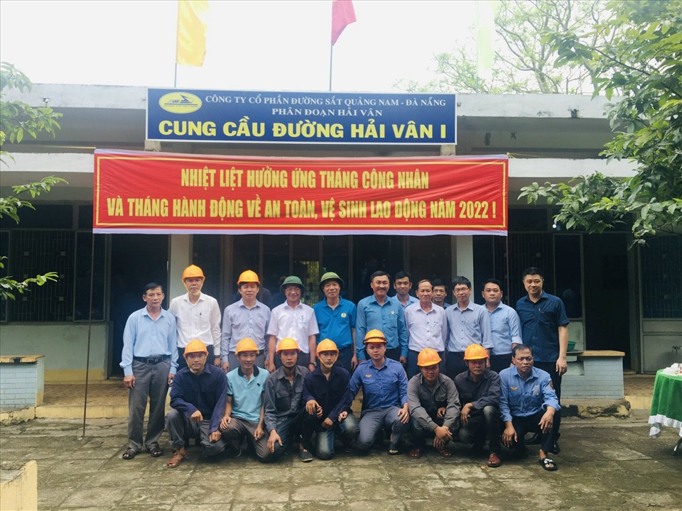 Lãnh đạo Tổng công ty và Công đoàn Đường sắt kiểm tra, nắm bắt tình hình của công nhân tại Cung cầu đường Hải Vân. Ảnh: CĐN