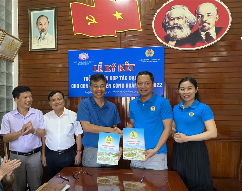 LĐLĐ thành phố Vinh ký kết chương trình phúc lợi đoàn viên với Nhà Văn hóa Lao động tỉnh Nghệ An về dạy bơi cho con đoàn viên công đoàn. Ảnh: Hoàng Cầm