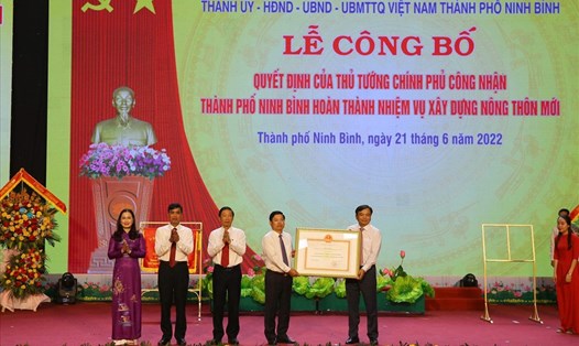 Thừa ủy quyền của Thủ tướng Chính phủ, ông Nguyễn Hoàng Hiệp, Thứ trưởng Bộ Nông nghiệp và Phát triển nông thôn trao Bằng công nhận thành phố Ninh Bình hoàn thành nhiệm vụ xây dựng NTM. Ảnh: NT