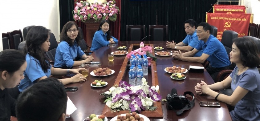 Liên đoàn Lao động quận Hoàn Kiếm, thành phố Hà Nội và Liên đoàn Lao động quận 1, thành phố Hồ Chí Minh tổ chức chuyển giao, tiếp nhận Công đoàn cơ sở. Ảnh: CĐQ