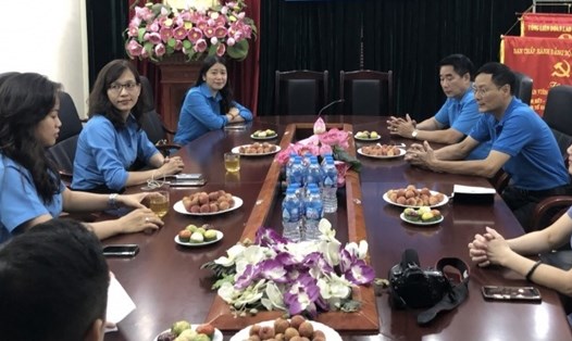 Liên đoàn Lao động quận Hoàn Kiếm, thành phố Hà Nội và Liên đoàn Lao động quận 1, thành phố Hồ Chí Minh tổ chức chuyển giao, tiếp nhận Công đoàn cơ sở. Ảnh: CĐQ
