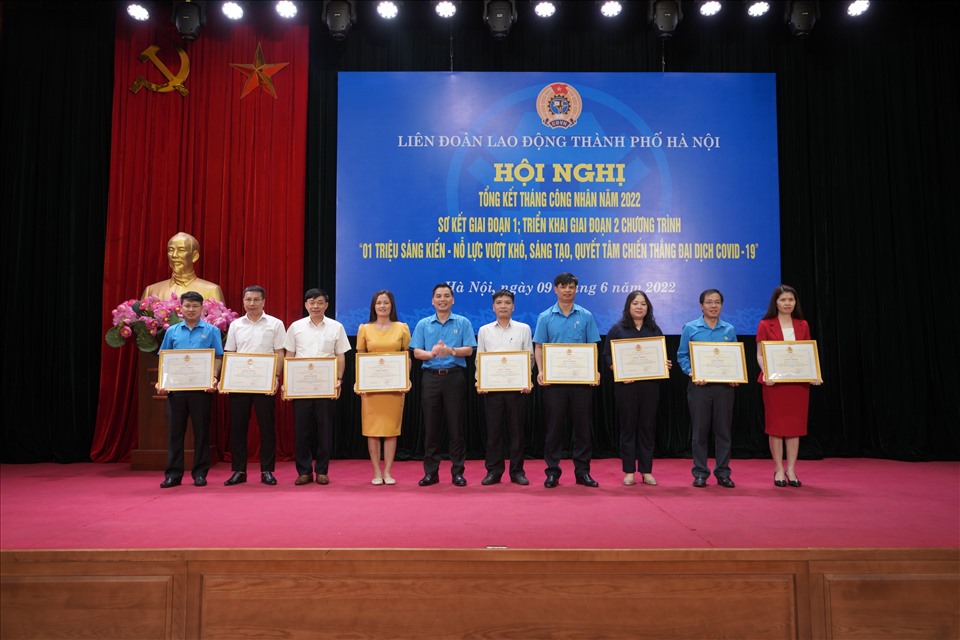 10 cá nhân có thành tích xuất sắc trong chỉ đạo triển khai Chương trình 1 triệu sáng kiến được nhận Bằng khen của LĐLĐ Thành phố Hà Nội. Ảnh: L.Nguyên