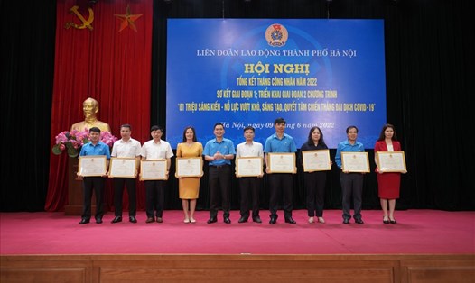 10 cá nhân có thành tích xuất sắc trong chỉ đạo triển khai Chương trình 1 triệu sáng kiến được nhận Bằng khen của LĐLĐ Thành phố Hà Nội. Ảnh: L.Nguyên