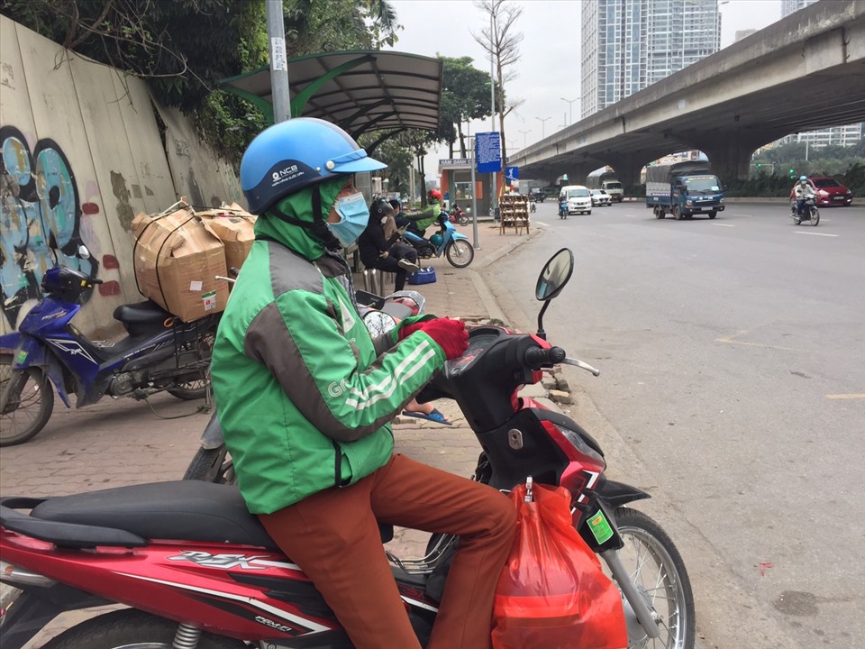 Nhiều người lao động phải làm việc giữa trời nắng nóng. Ảnh: Lương Hạnh