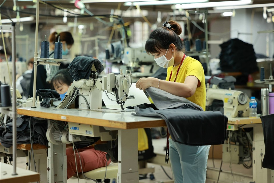 Người lao động mong chờ được tăng lương tối thiểu vùng từ 1.7. 
Ảnh minh hoạ: Hải Nguyễn