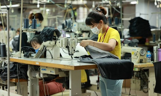 Người lao động mong chờ được tăng lương tối thiểu vùng từ 1.7. 
Ảnh minh hoạ: Hải Nguyễn
