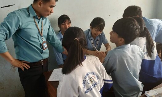 Thầy Kỳ tổ chức các nhóm học sinh với nhau để hỗ trợ cho học sinh khuyết tật. Ảnh: H.K