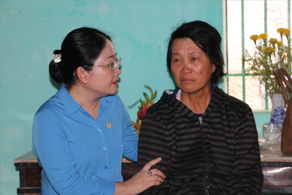 Bà Nguyễn Kim Loan - Chủ tịch LĐLĐ tỉnh Bình Dương - động viên chia sẻ gia đình có công nhân lao động bị tử vong khi chữa cháy và dọn hiện trường vụ cháy.