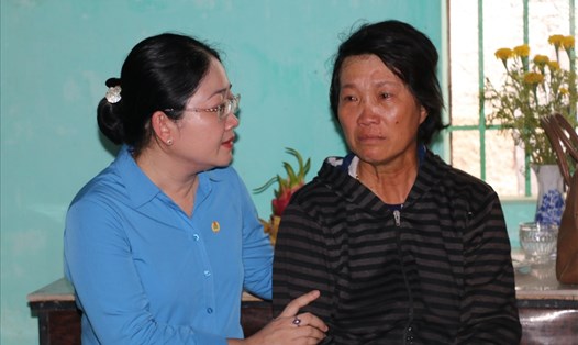 Bà Nguyễn Kim Loan - Chủ tịch LĐLĐ tỉnh Bình Dương - động viên chia sẻ gia đình có công nhân lao động bị tử vong khi chữa cháy và dọn hiện trường vụ cháy.