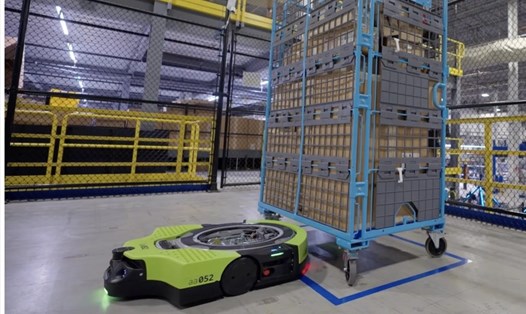 Các robot mới của Amazon được chế tạo nhằm hỗ trợ cho công nhân ở các kho hàng. Ảnh chụp màn hình