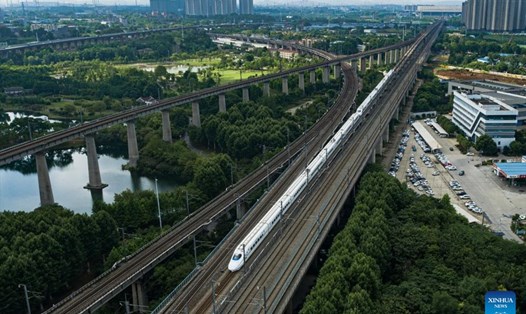 Đường sắt cao tốc Trung Quốc tuyến Bắc Kinh - Vũ Hán vận hành hôm 20.6.2022 với tốc độ 350km/h. Ảnh: Tân Hoa xã