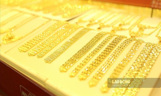 Các chuyên gia cho rằng, vàng tiếp tục giao dịch trong một phạm vi cực kỳ hẹp do kim loại quý màu vàng phản ứng với hai lực đối nghịch là lãi suất tăng và lạm phát. Ảnh minh họa: Phan Anh
