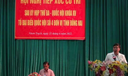 Ông Nguyễn Thế Phong trả lời ý kiến cử tri tại buổi tiếp xúc cử tri của Đại biểu quốc hội số 4 - đơn vị tỉnh Đồng Nai. Ảnh: Xuân Mai