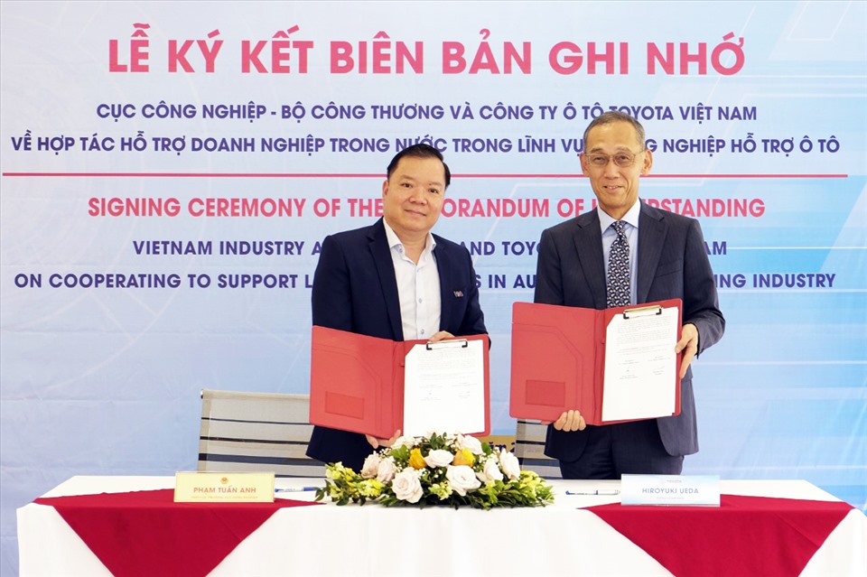 Đại diện Cục Công nghiệp, Bộ Công Thương và Toyota Việt Nam ký kết Biên bản ghi nhớ.
