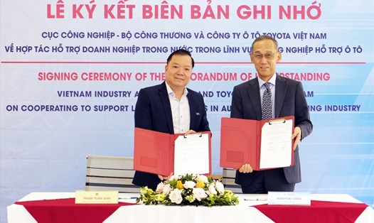 Đại diện Cục Công nghiệp, Bộ Công Thương và Toyota Việt Nam ký kết Biên bản ghi nhớ.