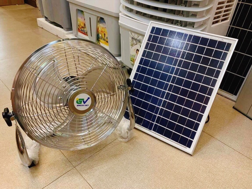 Nắng nóng, người dân Hà Nội đổ xô đi mua quạt dùng pin năng lượng mặt trời