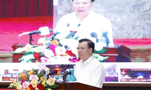Bí thư Thành uỷ Hà Nội Đinh Tiến Dũng trình bày Nghị quyết của Bộ Chính trị về phương hướng, nhiệm vụ phát triển Thủ đô Hà Nội đến năm 2030, tầm nhìn 2045. Ảnh: Phương Hoa