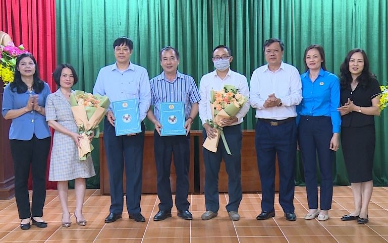 Liên đoàn Lao động huyện Phúc Thọ trao Quyết định thành lập Công đoàn cơ sở - một trong những hoạt động trọng tâm nhằm đại diện, chăm lo cho đoàn viên, người lao động (ảnh minh họa). Ảnh: CĐH