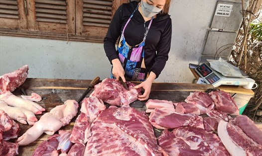 Chị Nguyễn Thị Nhung cho hay, sáng 22.6.2022, thịt lợn móc hàm tại chợ đầu mối ở Hà Nội đã "nhảy" thêm 2 giá. Ảnh: Vũ Long