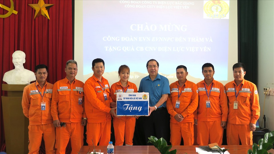 Chủ tịch Công đoàn Điện lực Đỗ Đức Hùng (thứ 4 từ trái sang) tặng quà cho CNLĐ trực tiếp. Ảnh: CĐĐL