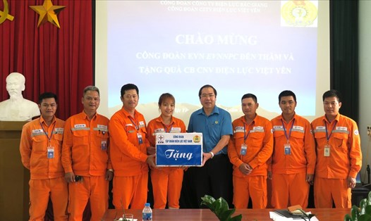 Chủ tịch Công đoàn Điện lực Đỗ Đức Hùng (thứ 4 từ trái sang) tặng quà cho CNLĐ trực tiếp. Ảnh: CĐĐL