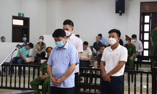 Cựu Chủ tịch UBND TP.Hà Nội - bị cáo Nguyễn Đức Chung (hàng đầu, áo xanh) khi nghe toà tuyên án chiều 22.6. Ảnh: V.D