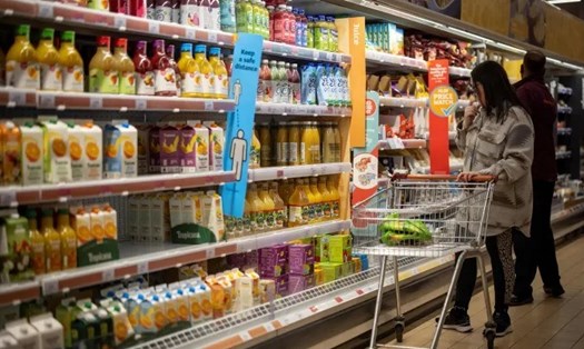 Nhiều người Anh đang lo ngại về chi phí sinh hoạt tăng và khả năng tiếp cận các mặt hàng thiết yếu như thực phẩm và năng lượng trong những tháng tới, theo kết quả một khảo sát. Ảnh: AFP