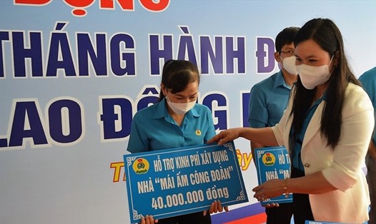 Chủ tịch LĐLĐ tỉnh Trà Vinh Thạch Thị Thu Hà trao bảng tượng trưng nhà "Mái ấm Công đoàn" cho đoàn viên nhân Tháng Công nhân. Ảnh: Trí Dũng