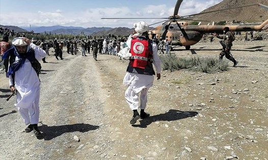 Binh sĩ và các thành viên Hiệp hội Trăng lưỡi liềm đỏ Afghanistan đang ở gần một chiếc trực thăng tại khu vực bị động đất ở huyện Gayan, tỉnh Paktika của Afghanistan. Ảnh: AFP