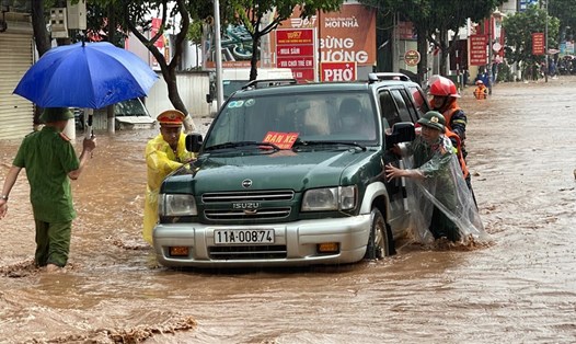 Người dân TP.Sơn La chịu ảnh hưởng lớn do mưa lớn vào giờ tan tâm. Ảnh: CTV.