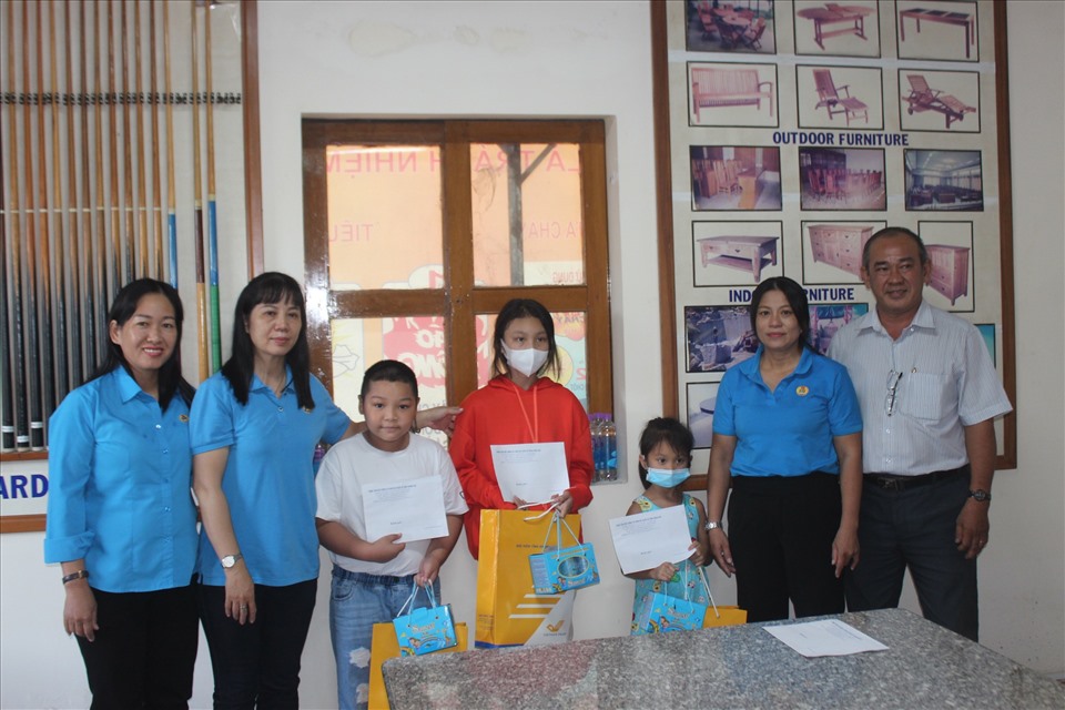 LĐLĐ tỉnh Khánh Hoà thăm và tặng quà con em đoàn viên người lao động có hoàn cảnh đặc biệt.