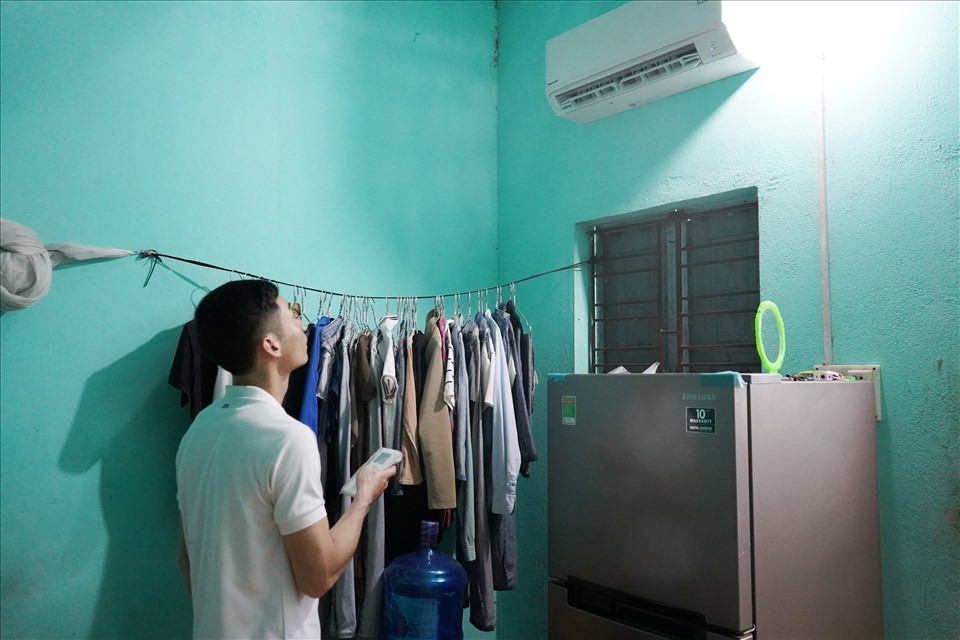 Công nhân ở trọ tại xã Tân Liên, huyện Vĩnh Bảo (Hải Phòng) phấn khởi vì phòng trọ có điều hoà, không còn cảnh ngột ngạt mùa nắng, nóng. Ảnh: Mai Dung