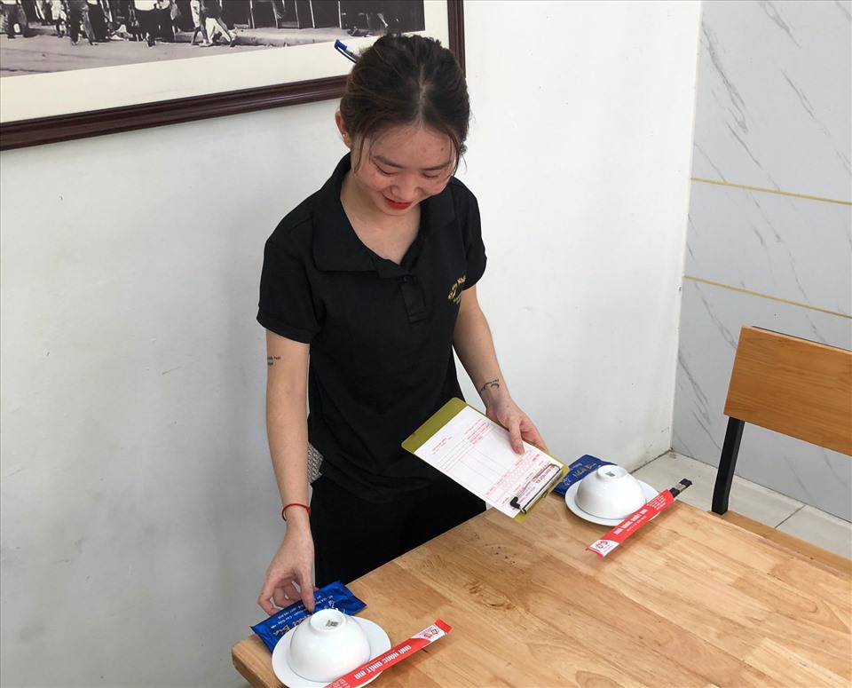 Tạ Thị Thu Hương được trả mức lương 23.000 đồng/giờ. Ảnh: Lương Hạnh