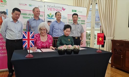Lễ ký kết giữa đại diện Newborns Vietnam - bà Suzanna Lubran và đại diện BIM Group - bà Vũ Thanh Thủy - Giám đốc Marketing và Truyền thông - đã diễn ra với sự chứng kiến của Đại sứ Anh quốc tại Việt Nam - Gareth Ward cùng các lãnh đạo, chuyên gia y tế Anh quốc và Việt Nam. Ảnh: BIM