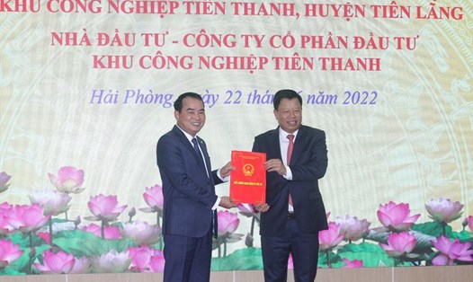 Ông Lê Trung Kiên - Trưởng BQL Khu Kinh tế Hải Phòng trao giấy chứng nhận cho Nhà đầu tư ngày 22.6. Ảnh: HT