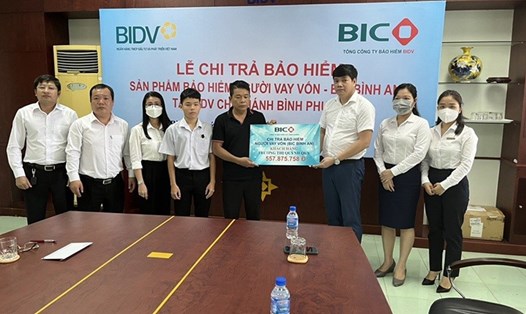 BIC Bình Dương chi trả hơn 557 triệu đồng quyền lợi bảo hiểm cho Khách hàng vay vốn tại BIDV Bình Phước. Ảnh: BIC