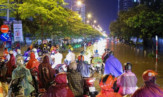Cơn mưa tối 13.6.2022 khiến nhiều tuyến đường ở khu vực nội thành Hà Nội bị ngập úng. Ảnh: Tô Thế