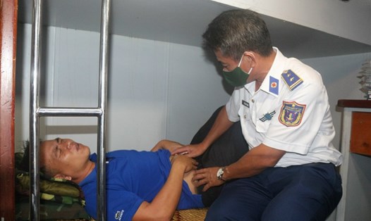 Cảnh sát biển kịp thời hỗ trợ cấp cứu quân nhân đóng trên quần đảo Thổ Chu. Ảnh: CSB cung cấp