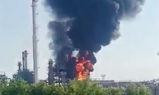 Cháy nhà máy lọc dầu Nga sau vụ tấn công của Ukraine. Ảnh chụp màn hình