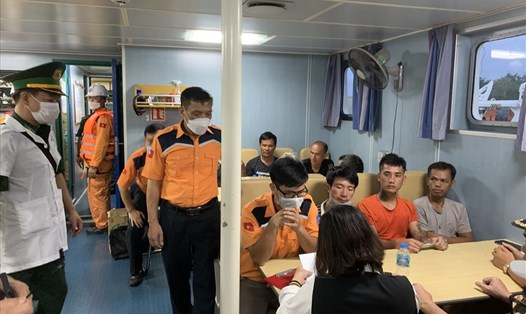 Lực lượng chức năng cứu 10 người gặp nạn trên biển. Ảnh: CTV