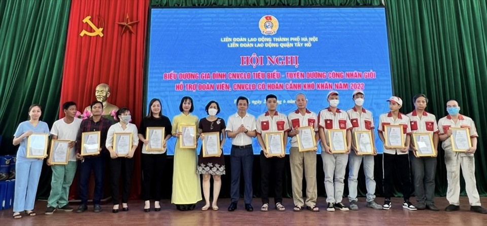 Các Công nhân giỏi quận Tây Hồ nhận khen thưởng. Ảnh: CĐQ