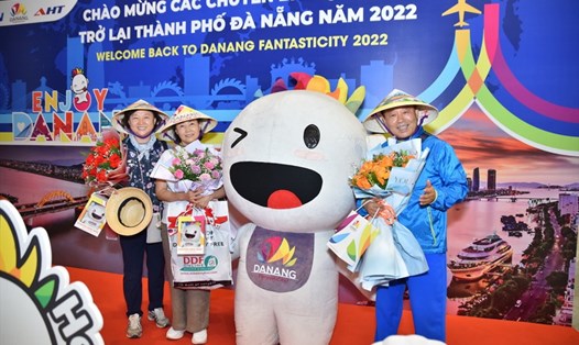 Đại diện Lãnh đạo Sở Du lịch thành phố Đà Nẵng đã tặng hoa và quà lưu niệm cho du khách đến từ Hàn Quốc. Ảnh: PV