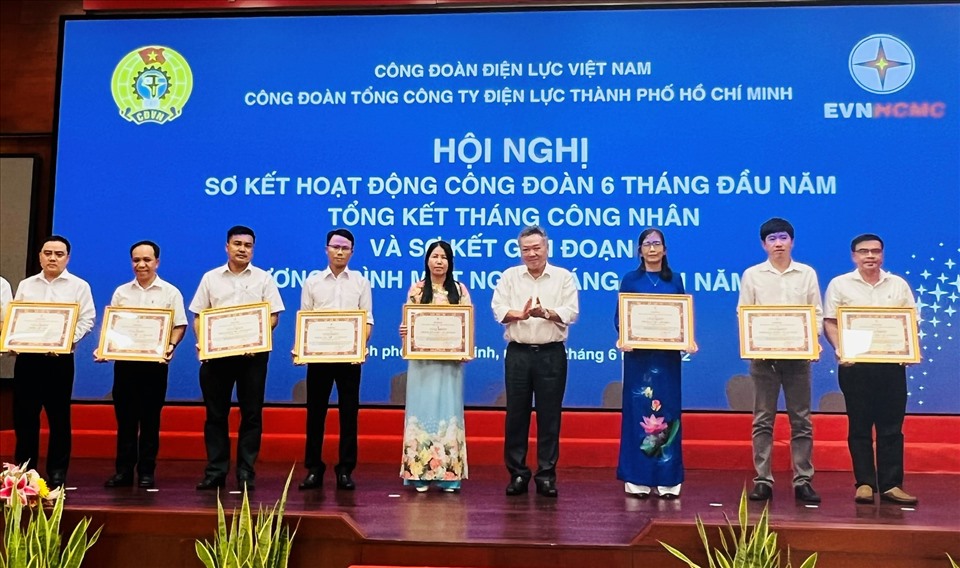 Ông Phạm Quốc Bảo – Bí thư Đảng ủy, Chủ tịch HĐTV EVNHCMC (thứ tư từ phải qua) trao thưởng cho các tập thể thực hiện tốt Chương trình 1 triệu sáng kiến. Ảnh: Đức Long