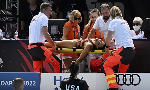 Anita Alvarez được cấp cứu ngay tại địa điểm thi đấu giải bơi vô địch thế giới. Ảnh: Marca