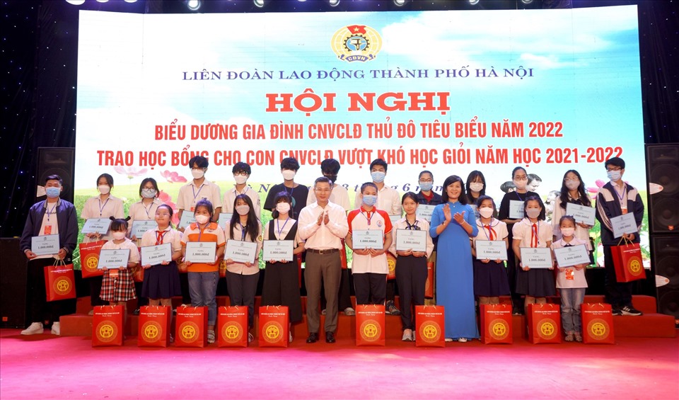 Trao học bổng cho con công nhân viên chức lao động vượt khó học giỏi. Ảnh:MQ