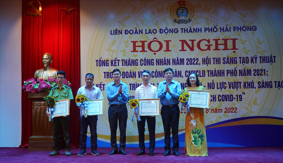 Ông Tống Văn Băng - Chủ tịch LĐLĐ TP.Hải Phòng trao thưởng 4 tác giả, nhóm tác giả đạt giải Nhất hội thi sáng tạo kỹ thuật CNVCLĐ Hải Phòng. Ảnh: Mai Dung