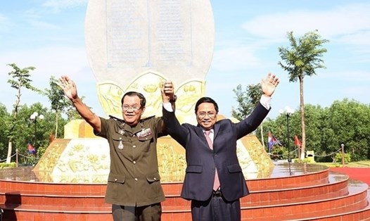Thủ tướng Phạm Minh Chính và Thủ tướng Campuchia Samdech Techo Hun Sen chụp ảnh chung tại Khu vực X16, điểm dừng chân trong hành trình cứu nước của Thủ tướng Hun Sen tại xã Lộc Tấn, huyện Lộc Ninh, tỉnh Bình Phước, sáng 20.6.2022. Ảnh: TTXVN