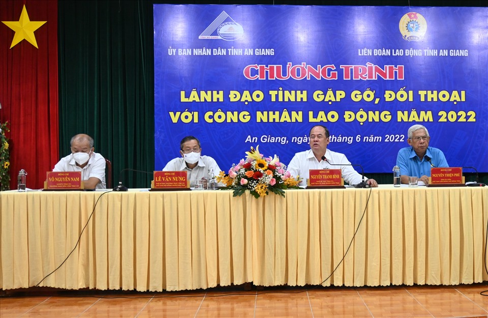 Lãnh đạo Tỉnh ủy, UBND, Ban Dân vận và LĐLĐ tỉnh An Giang chủ trì buổi đối thoại. Ảnh: Ngọc Hân