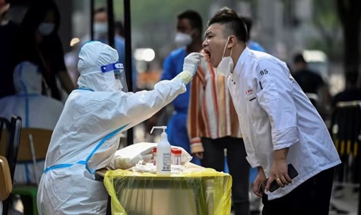 Hơn 1,1 tỉ người Trung Quốc đã được tiêm ít nhất hai mũi vaccine COVID-19 nhưng con số với vaccine cúm chỉ là 2,1 triệu người. Ảnh: AFP