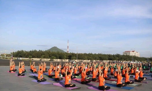 Sự kiện Ngày Quốc tế Yoga lần thứ VIII năm 2022 thu hút đông đảo người tham gia.